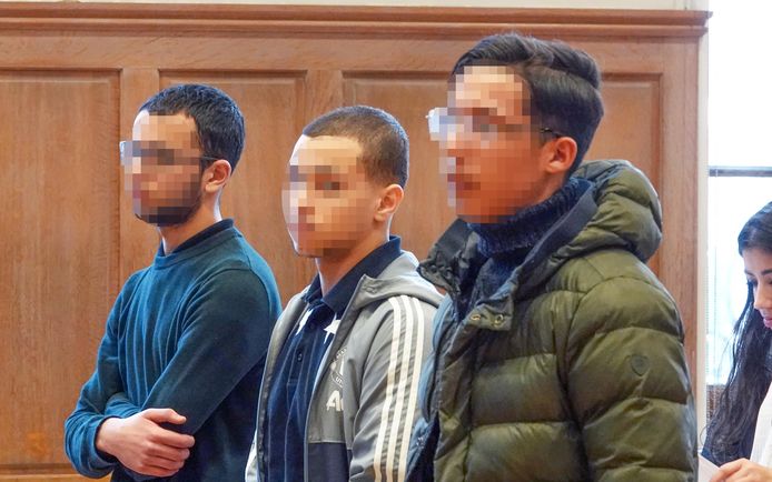 Links staan de twee inbrekers die Milan bedreigden. De jongeman rechts kreeg 50 uur werkstraf voor een eerdere inbraak in de woning.