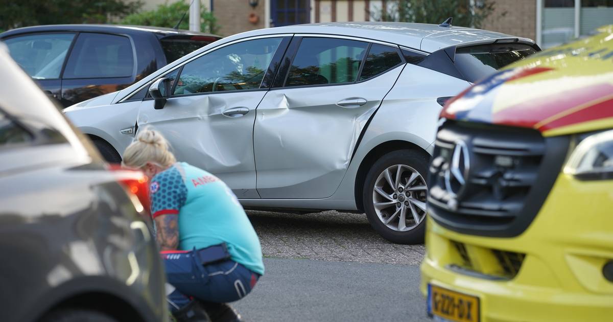 Harde klap op kruising Schalkhaar: bezorger botst op auto | Deventer