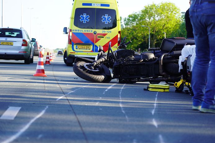 De motorrijder is met een ambulance naar het ziekenhuis gebracht