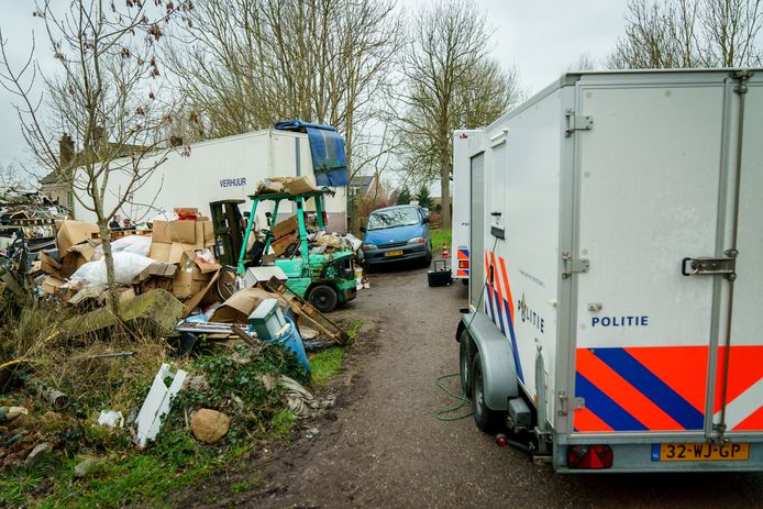 Groot rechercheonderzoek bij de woning aan de Oud Aa in Breukelen waar begin dit jaar het lichaam van de 67-jarige bewoner werd aangetroffen.