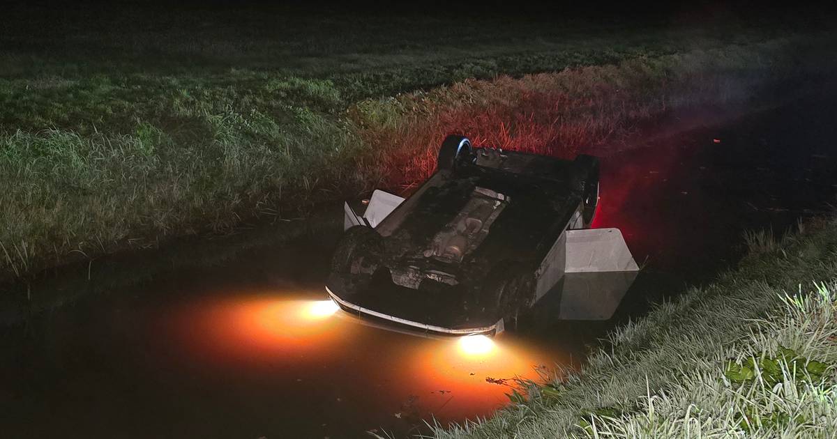 Auto belandt op kop in sloot tussen Nijeveen en Havelte