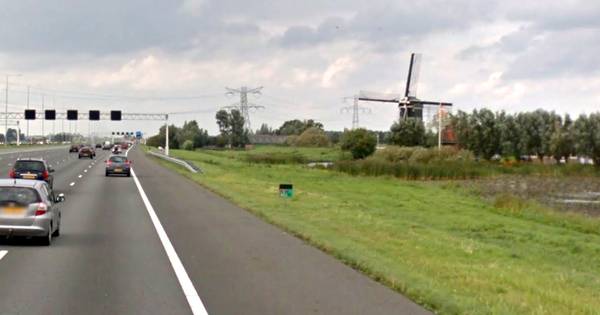 Tholenaar afgesneden op A2 en belandt met auto in het water