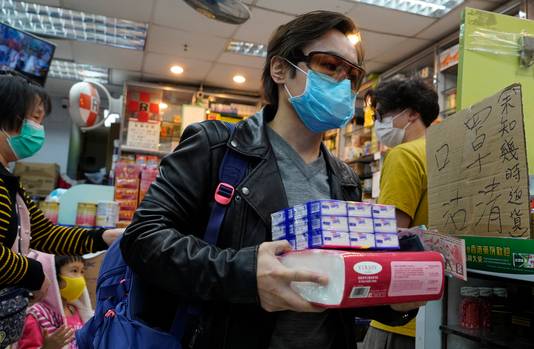 Ziekenhuizen en overheden in China doen verwoede pogingen om de beschermende mondkapjes te bemachtigen.