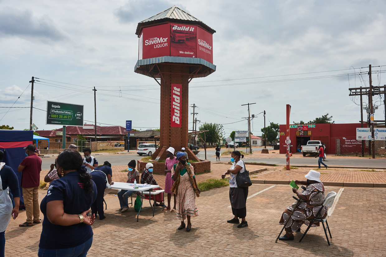 South Africans line up for a vaccine.  New sub-variants of omikron BA.4 and BA.5 are widespread in the country.  Image Bloomberg via Getty Images
