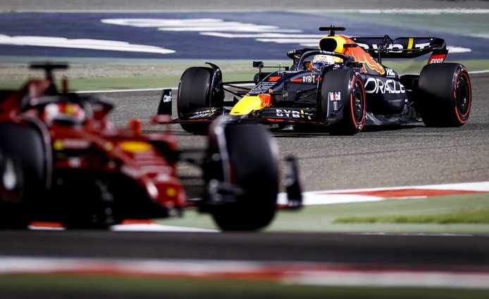 2022-03-20 18:11:05 BAHREIN - Max Verstappen (1) met de Oracle Red Bull Racing RB18 Honda achter Charles Leclerc (16) met de Ferrari op de baan tijdens de Bahrain F1 Grand Prix op het Bahrain International Circuit op 20 maart 2022 in Bahrein, Bahrein. ANP ROBIN VAN LONKHUIJSEN
