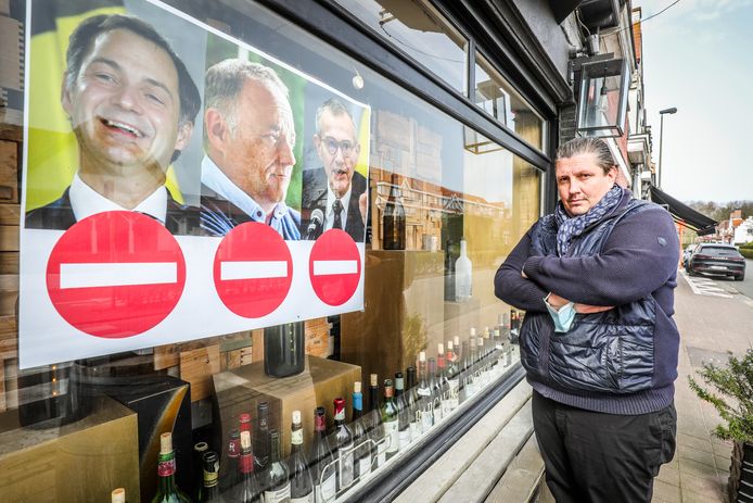 Xavier Ocet voor zijn restaurant La Ciboulette in Knokke. De verbodsborden bij de foto’s spreken boekdelen.