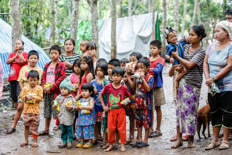 Kinderen van het bergvolk de Karen zitten in een vluchtelingenkamp als gevolg van het geweld van het leger in Myanmar.  Beeld ANP / SIPA USA