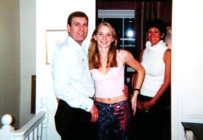 Prins Andrew en de 17-jarige Virginia Roberts. Op de achtergrond Ghislaine Maxwell.