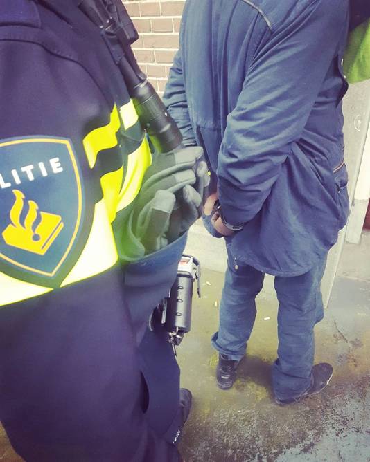 De uitgeslapen insluiper is door de politie meegenomen voor verhoor.