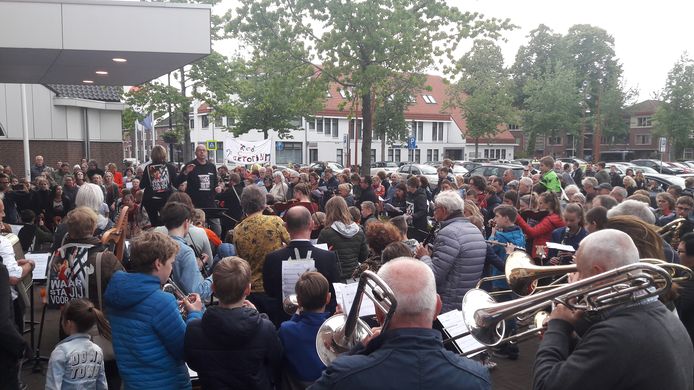 Leerlingen van de muziek- en dansschool Factorium in Goirle kwamen eerder al naar de gemeenteraad om te laten horen dat ze tegen de aangekondigde bezuinigingen zijn.