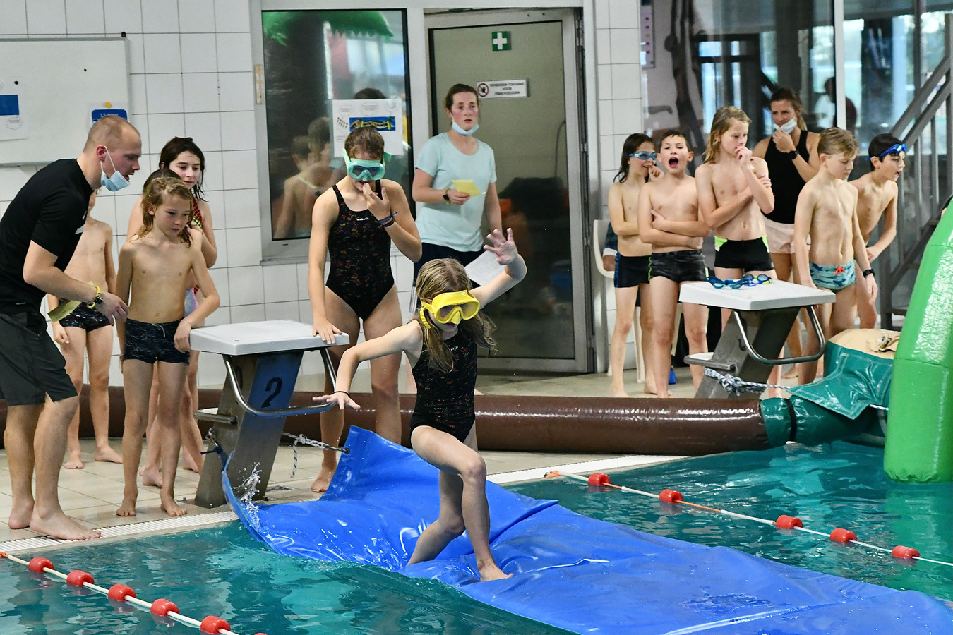 Bekritiseren toespraak Dekking De Kleine Tovenaar wint Spel Zonder Grenzen in Izegems zwembad | Foto |  hln.be