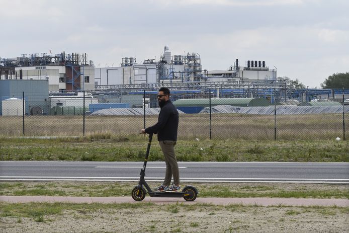 De chemische 3M-fabriek in Zwijndrecht bij Antwerpen ligt pal tegen de grens met Nederland.