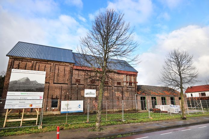 De oude cichoreifabriek in Ouddorp wordt in oude staat gebracht. In het pakhuis komt brouwerij Solaes.
