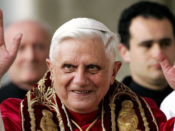 PORTRET. Ex-paus Benedictus XVI: opperpriester met rode schoentjes en lid van de Hitlerjügend. “Hij droeg geen Prada, maar Christus”