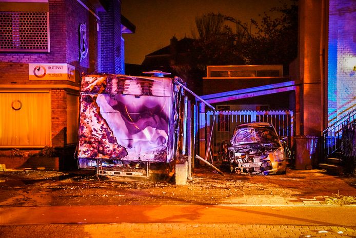 Camper en auto uitgebrand op de Europalaan in Eindhoven.