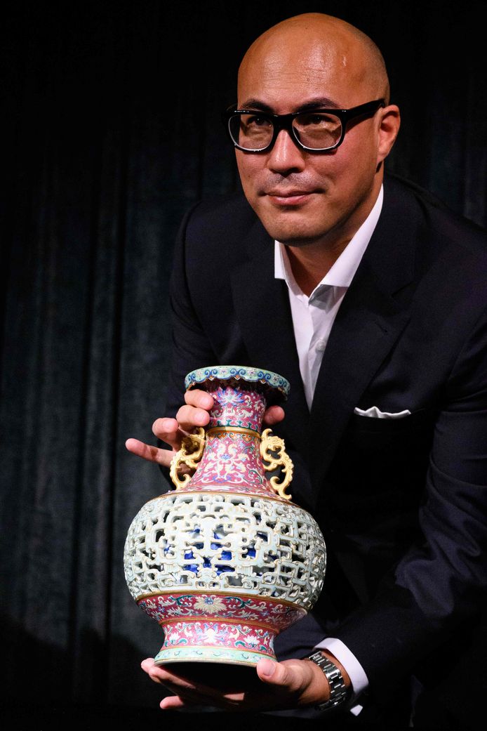 Nicolas Chow van Sotheby's Asia poseert trots met de vaas tijdens een mediabijeenkomst eind juni in Hongkong.