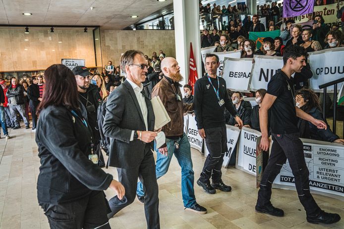 Rik Van de Walle, rector van de UGent, wandelt de bestuurszaal binnen onder luid protest.