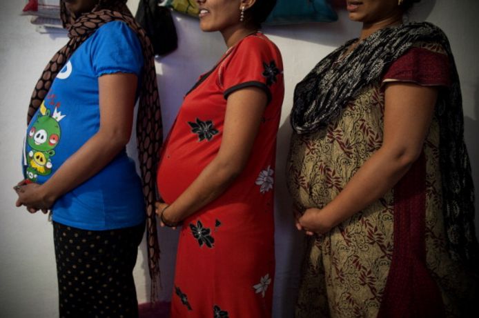 Archiefbeeld van draagmoeders in een kliniek in India.