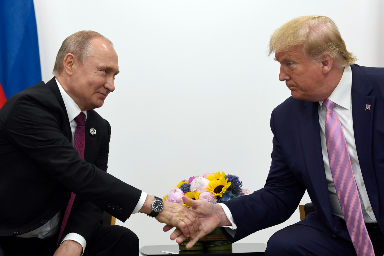 De Amerikaanse president Donald Trump en zijn Russische evenknie Vladimir Poetin tijdens de G20-top in juni 2019.  Beeld AP