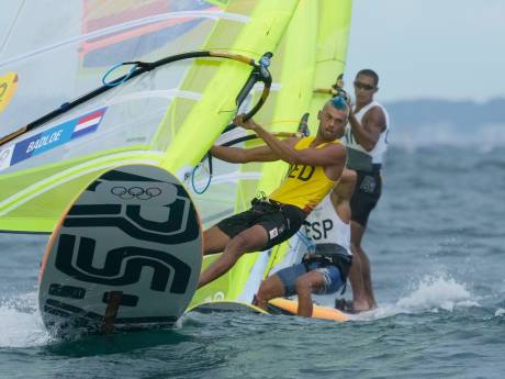 Sensatie op de surfplank: Kiran Badloe kent geen genade en wint goud ‘op zijn Dorians’