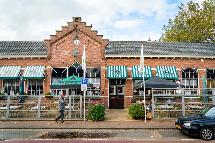 Café De Klok in Kinderdijk is één van plekken in het dorp waar mogelijk woningbouw kan komen. Het café en zalencentrum zou dan eventueel verplaatst moeten worden.