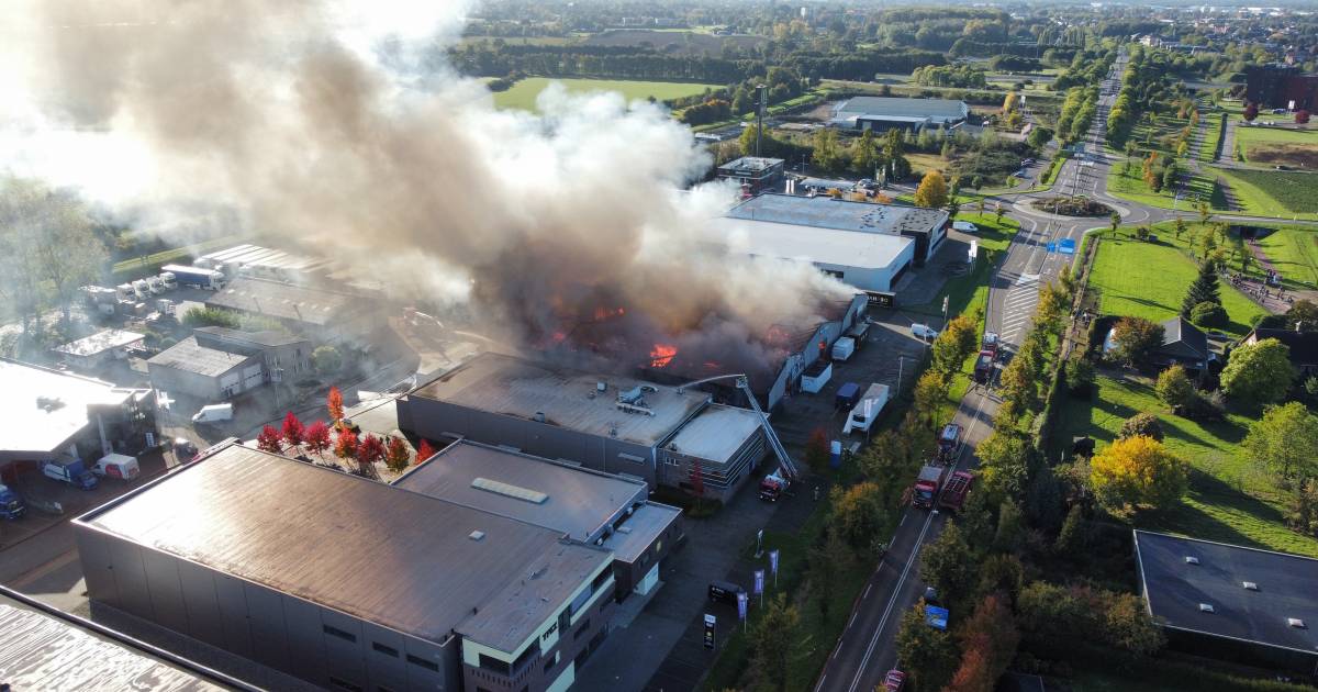 Grote brand verwoest hal met fietsaccu's en meubels, mogelijk asbest vrijgekomen, voetbal bij Achate