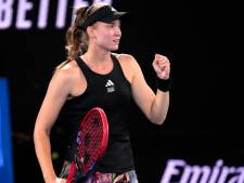 Wimbledonkampioene Elena Rybakina dendert door en treft Victoria Azarenka in halve finale 