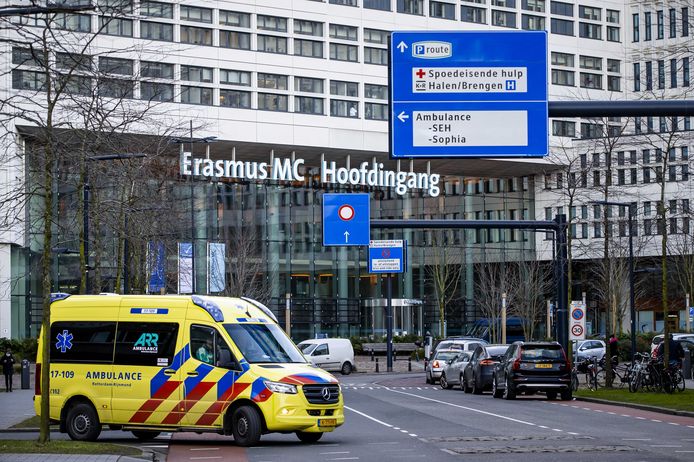Een ambulance bij het Erasmus MC. in Rotterdam.