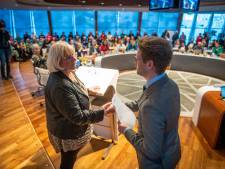 Boze bewoners trekken massaal naar het stadhuis, maar coalitie houdt poot stijf over parkeerbeleid