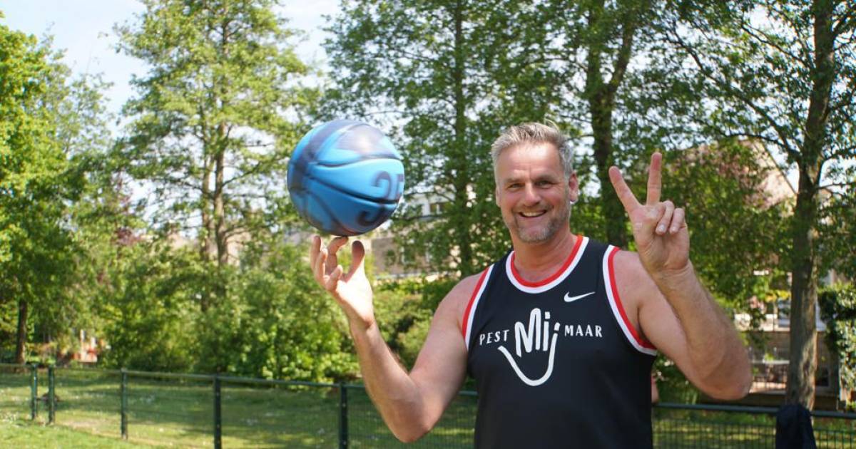 Oud-topbasketballer Henk Pieterse waarschuwt Bossche scholieren voor vuurwerk: ‘Ongeluk is snel gebeurd’.