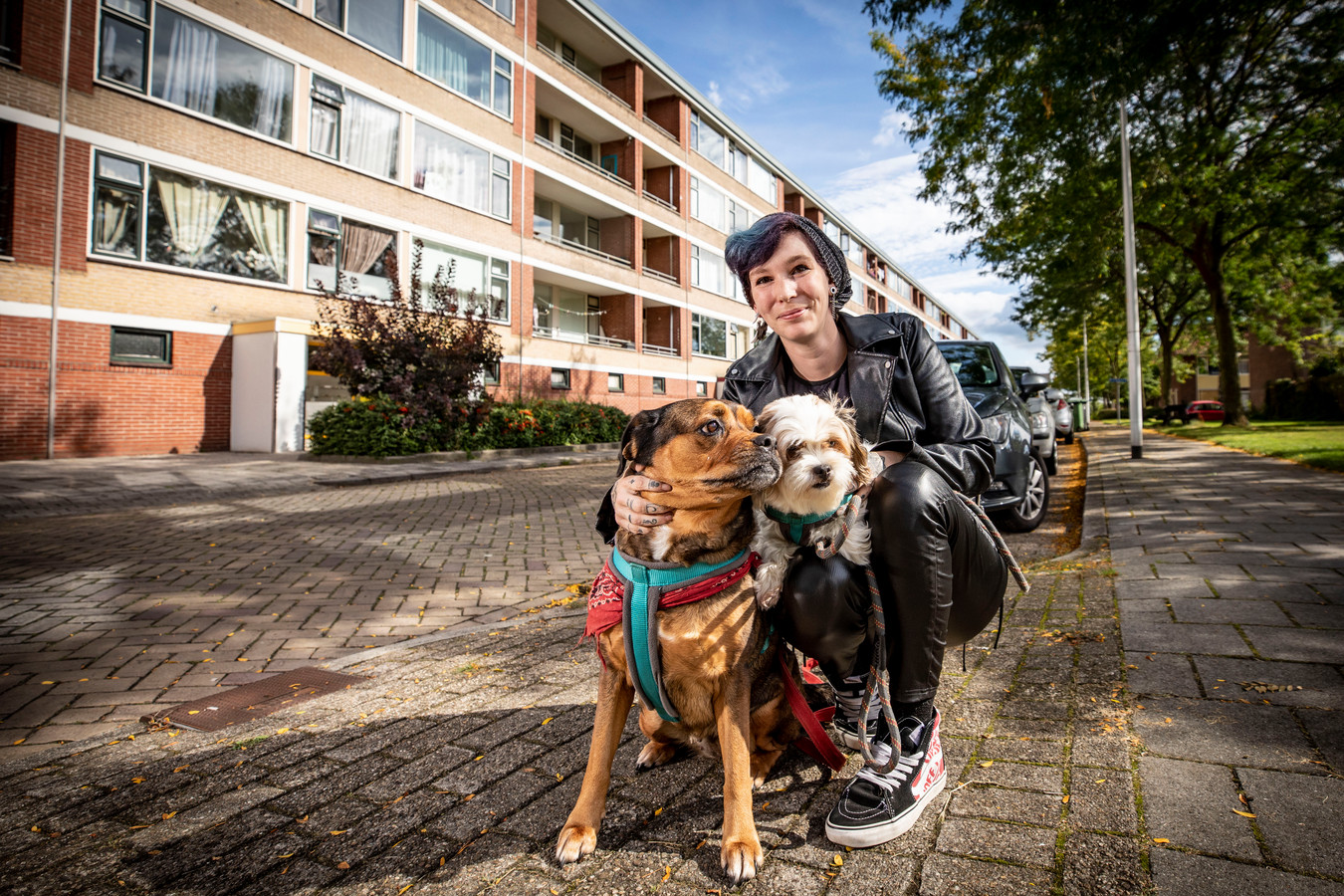 Bewoonster Silvia Put met haar twee honden Demon en Ambika. Ze staat achter de renovatieplannen en kijkt uit naar een andere woning.