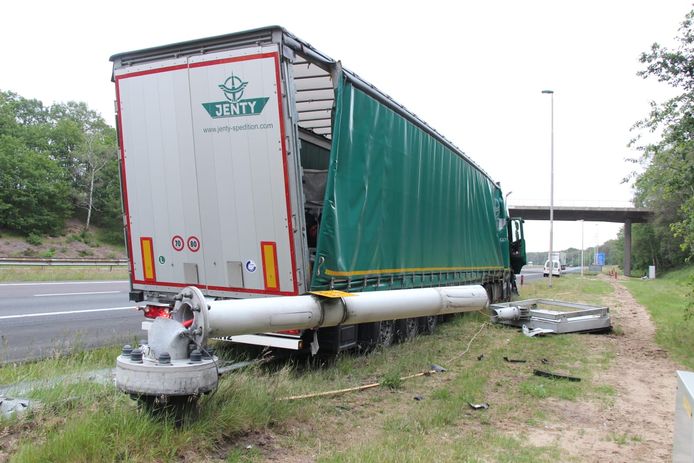 Een vrachtwagenchauffier reed op de A1 bij Rijssen tegen de vangrail aan