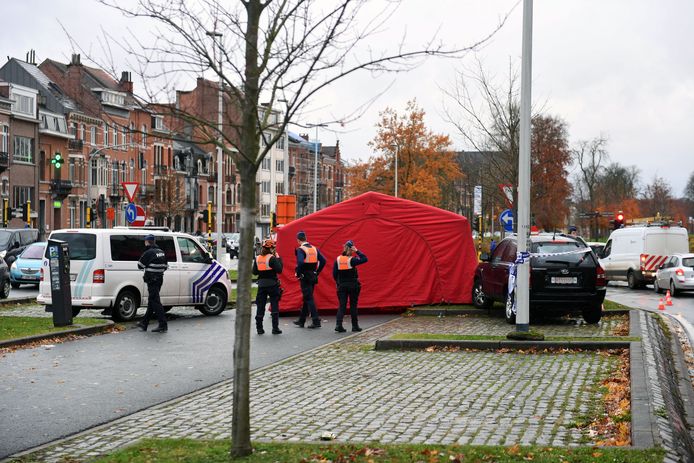 De politie stelde een perimeter in rond de plaats van het ongeval.