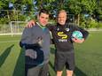 Feestzanger Tom Linders (links) en voetballer van Quick’20 Loed Keizer na hun penaltyserie in Oldenzaal. Keizer won met 10-0.