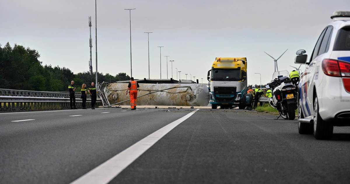 A16 tussen Breda en Belgische grens tot middernacht dicht door gekantelde vrachtwagen met zetmeel