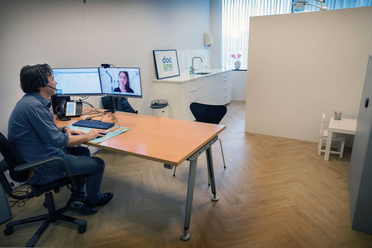 Pieter Kersemakers van DocLine in Utrecht, de eerste Nederlandse huisartsenpraktijk die ‘digital first’ werkt.