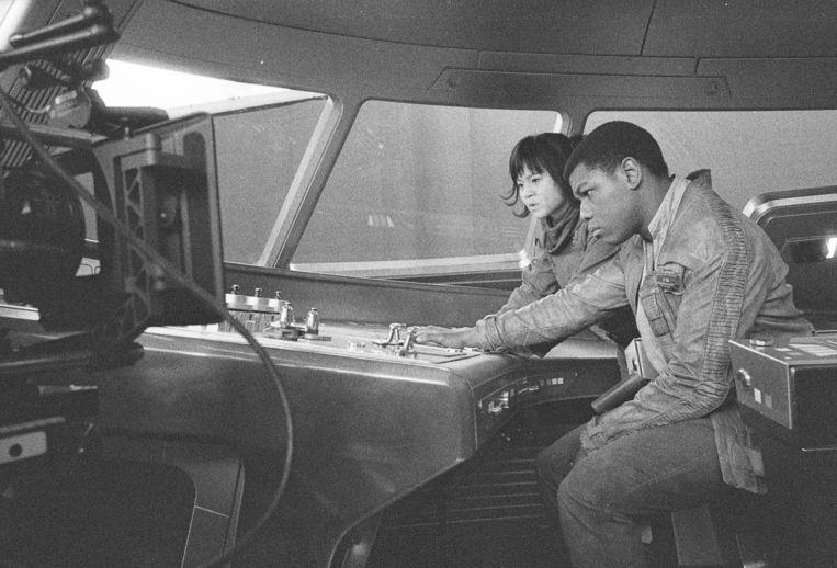 Kelly Marie Tran en John Boyega op de set van 'The Last Jedi'. Beeld Lucasfilm/Rian Johnsons’ behind the scenes photos from the set