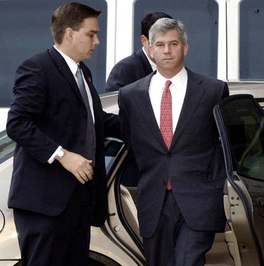 Mannaks zakenrelatie, Enron-bestuurder Andy Fastow, arriveert, geëscorteerd door FBI-agenten, in 2002 bij de rechtbank in Houston, Texas.