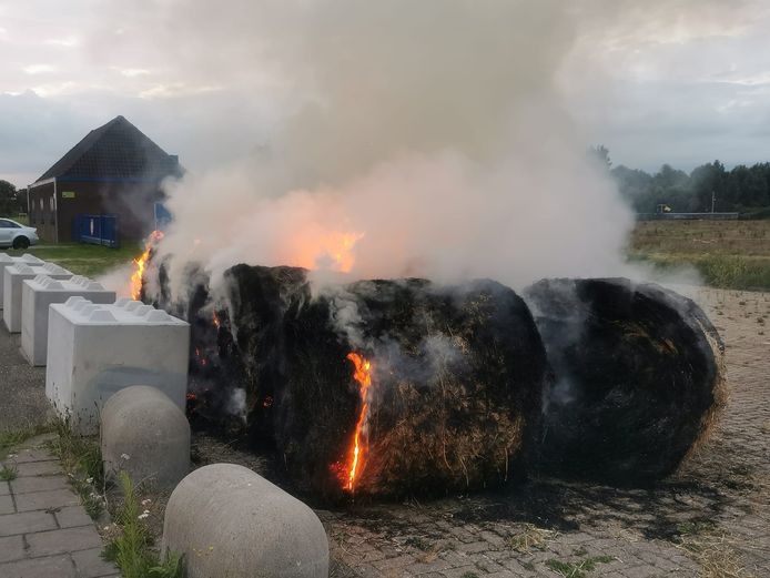 Meerdere hooibalen zijn woensdagavond in brand gestoken in Zwijndrecht. Het gebeurde op het voormalige terrein van de gemeentewerf.
