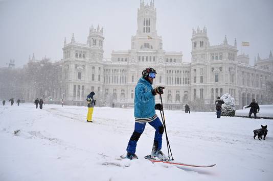 Een man skiet op het Cibeles-plein te midden van een zware sneeuwval in Madrid.