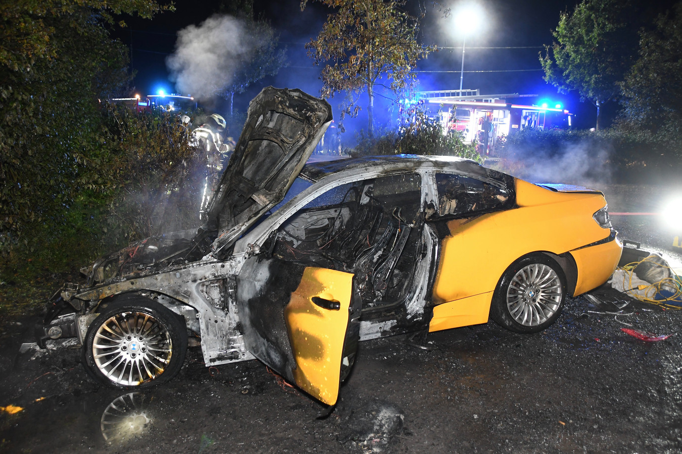De fraaie BMW ging helemaal verloren bij de brand op de parking aan de rand van het Vierkavenbos in Moorslede.