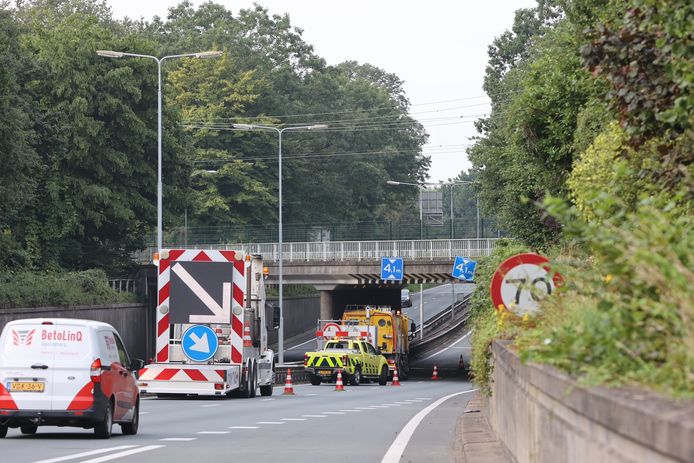 Schade aan het viaduct over de A65 bij Vught na de botsing met het golfkarretje.