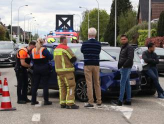 Bestuurder van Maserati wil file voorbijsteken en botst tegen andere wagen in Sint-Niklaas: slachtoffer tijdlang gekneld