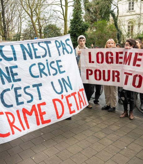 Des dizaines de personnes manifestent à Bruxelles pour le respect du droit à l'accueil