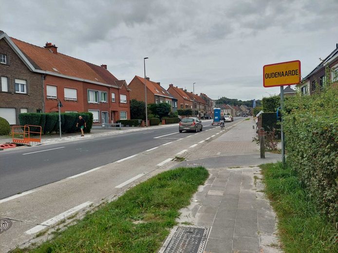 De Aalststraat in Oudenaarde. de fietser kwam uit het pad onder het bord Oudenaarde.