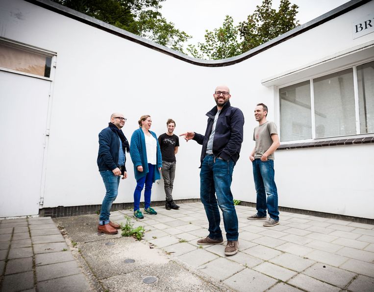Gaëtan Vandewoude (m.) met zijn groep. 'Ik heb hun deze keer wel om feedback gevraagd. Vroeger ging ik altijd bij mezelf te rade.' Beeld Isabel Nabuurs