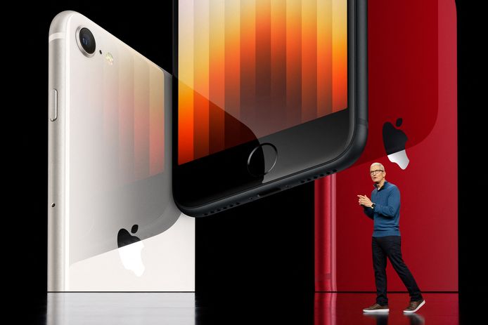 Apple-CEO Tim Cook stelt de nieuwe iPhone SE voor.