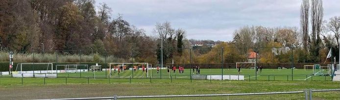 Zaterdagmiddag kwam een Brusselse voetbalploeg trainen op het voetbalveld van ERC Hoeilaart. Elf spelers kregen een boete.