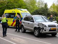 Auto en busje botsen op drukke kruising in Apeldoorn,
flinke schade en verkeersoverlast