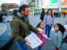 Hij kan niet naar ‘zijn’ Syrië om hulp te bieden, dus collecteert Tamer (36) met zijn dochtertje in Utrecht